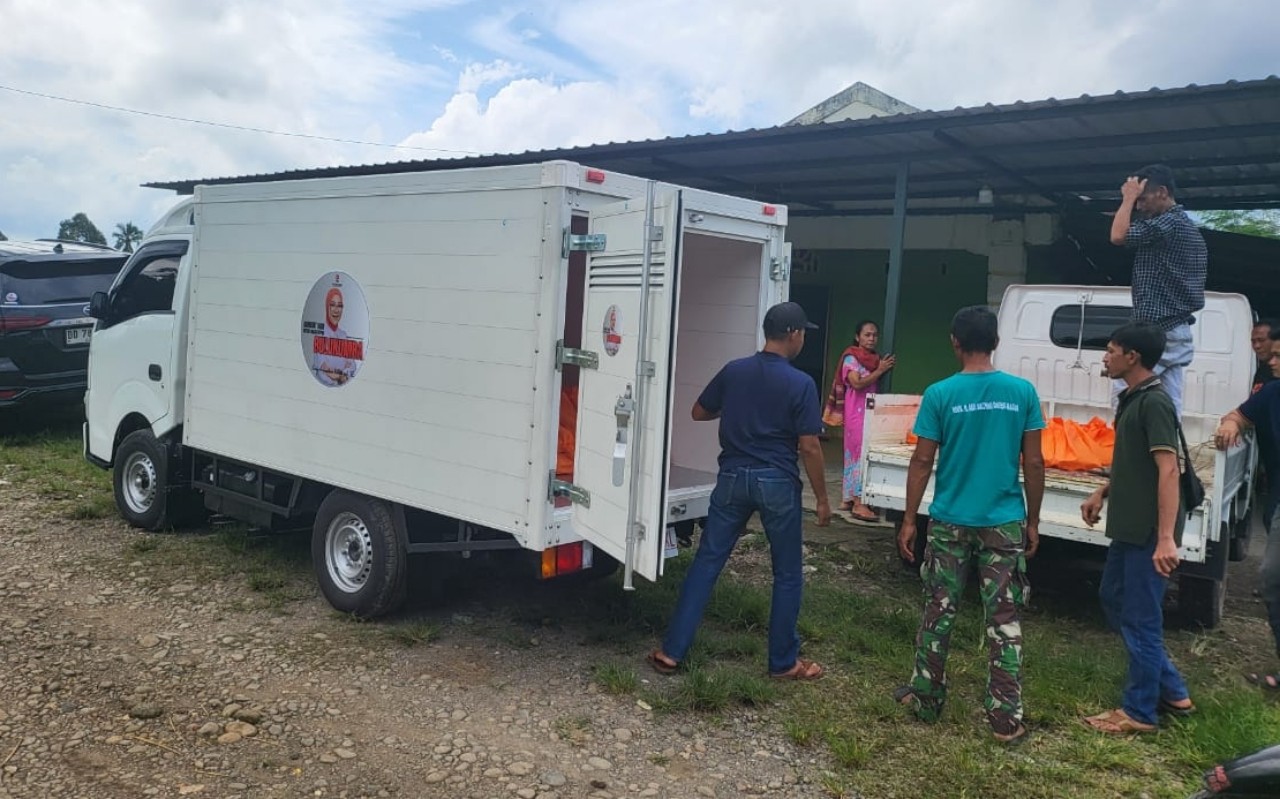 Caleg Terpilih Umy Asyiatun Khadijah Bagi 1.000 Paket Ramadan di Bulukumba